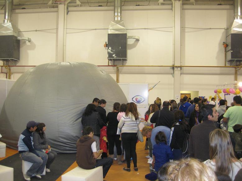 Niños entrando al Planetario